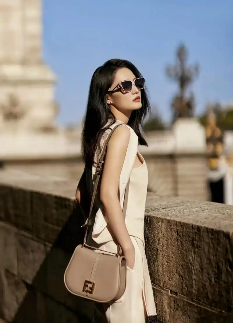 李沁身着fendi 2023秋冬女士系列,搭配新款cmon手袋,漫步巴黎街头,赏