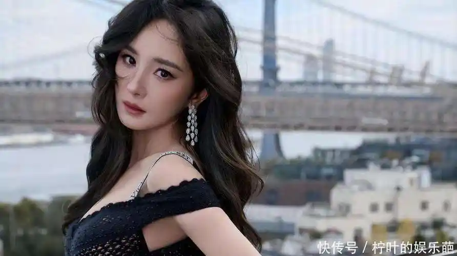 39岁杨幂维密粉毯零瑕疵,十年蜕变惊艳全球