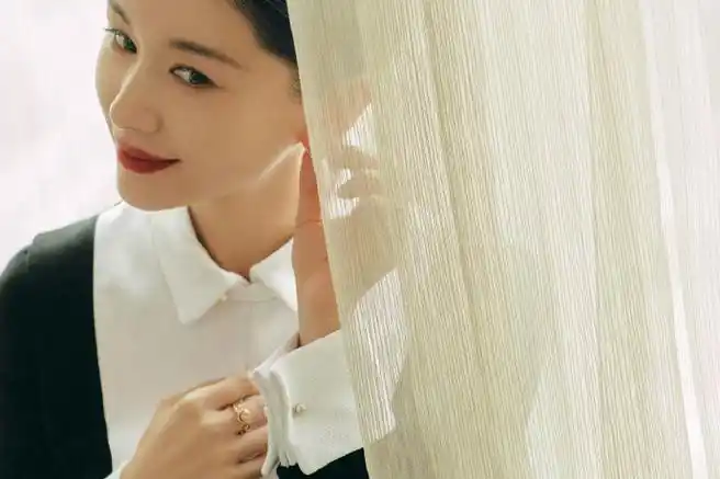 王子文超话|#迪奥中国珠宝大使王子文#    "拥抱与重塑"  "我们需要爱