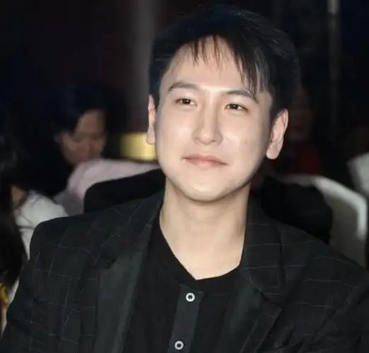 父亲浦东第一地主,母亲是影后,继承上海133套房,21岁身家百亿