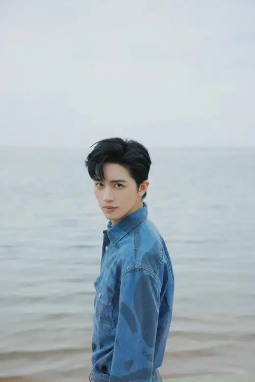 许魏洲zz|最新海边写真,身穿印花牛仔套装,驻足海边肆意玩耍,给炎炎