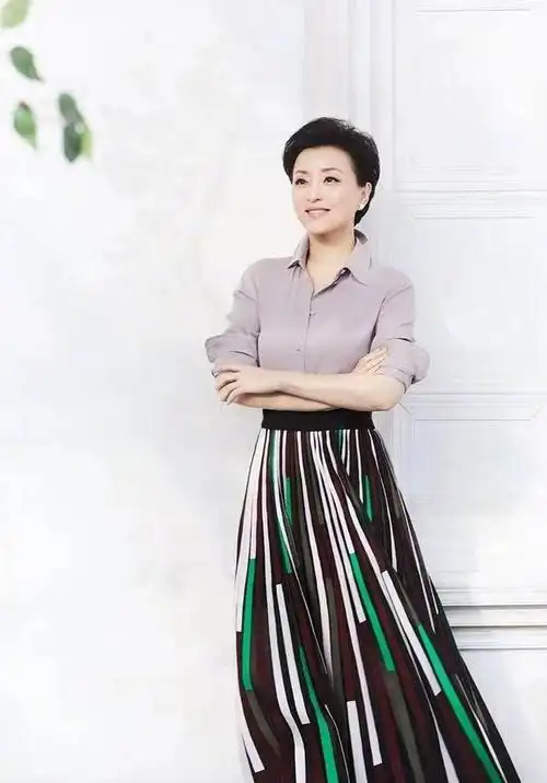 杨澜"阿姨圈顶流",穿一袭黑色亮片礼服出席活动,高贵减龄