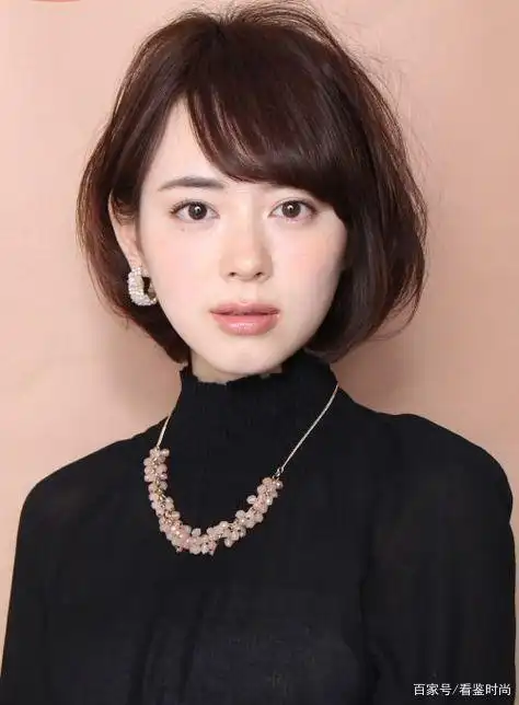 很女人的款短发,也很适合职场女性