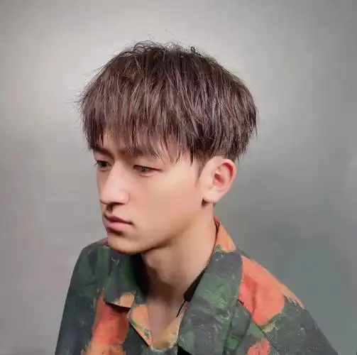 可以看看这款#男士摩根烫   适合方脸,圆脸,脸长的男生这款发型看起来