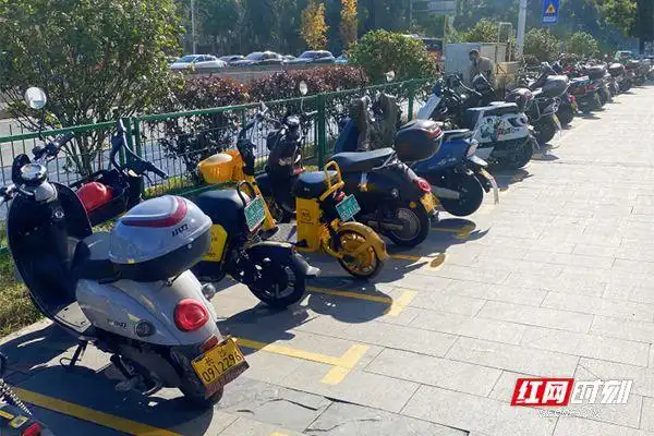 一排共享电动车停放有序,整齐划一,俨然成为了城市街道上一道鲜明的