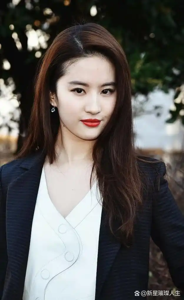 刘亦菲最近生活照,快四十的人感觉还像小姑娘一样清纯可爱