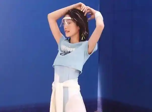 原创张雪迎现身片场运动鞋暴露真实身高这下没人说她柯基腿了