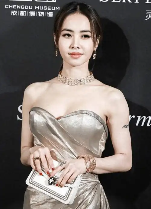 蔡依林大胆展现凹凸感,43岁依旧火辣!_时尚_电影_魅力