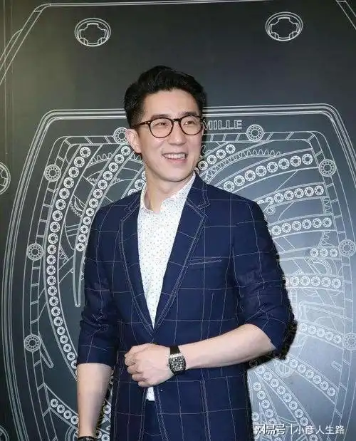 消失8年房祖名罕见露面穿西装留寸头精神抖擞自曝将重新复出