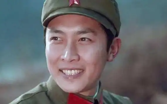 年轻时刚出道的唐国强真的帅看他20多岁的一组最帅剧照