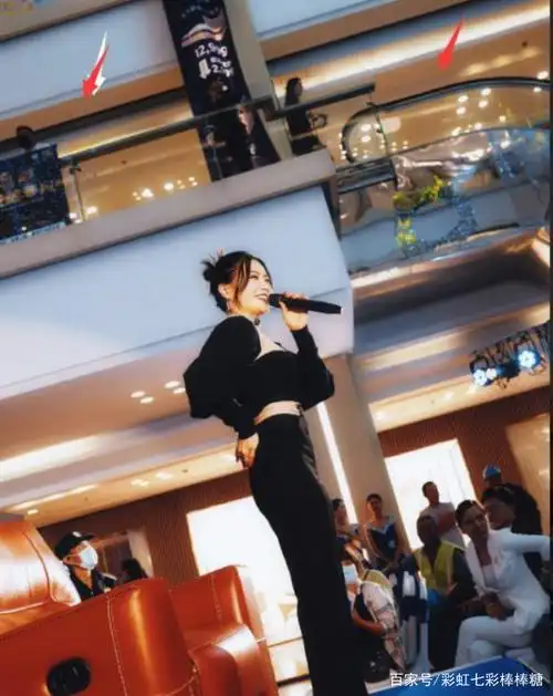 歌手庄心妍商场卖唱,现场观众少的可怜,她与明星差在哪里?