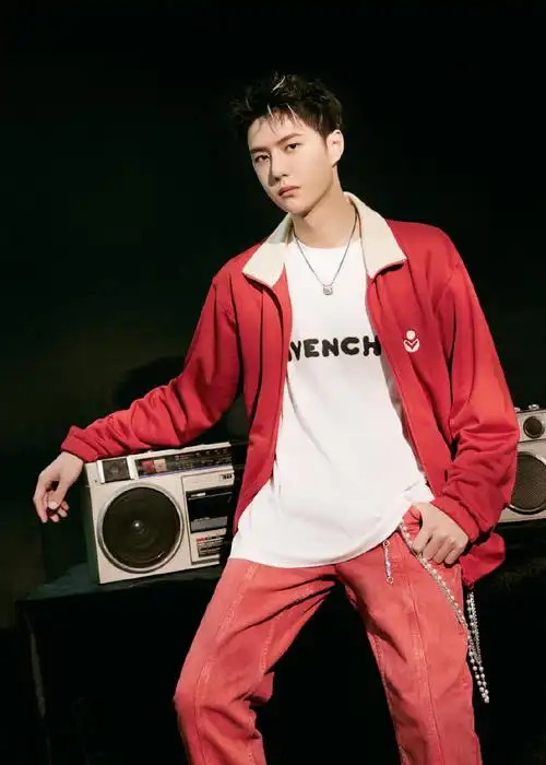 热力红色渲染少年恣意盎然王一博红衣造型惊艳亮相