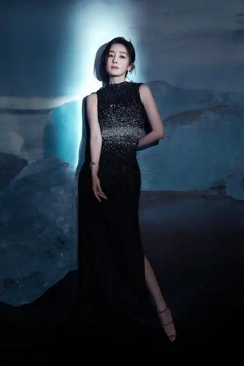 杨幂身材比例优越!穿露肩裙秀蛮腰长腿吸睛