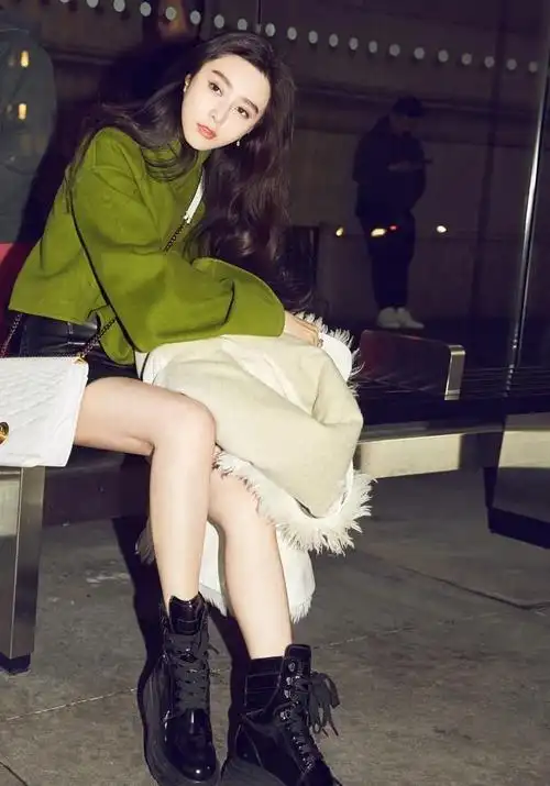 范冰冰现身机场风衣搭配皮裙露小腿网友说好的大长腿呢