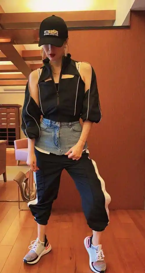 郑秀文穿个"巴掌大"封腰,增添层次感,独特的气质和魅力_的设计_衣服