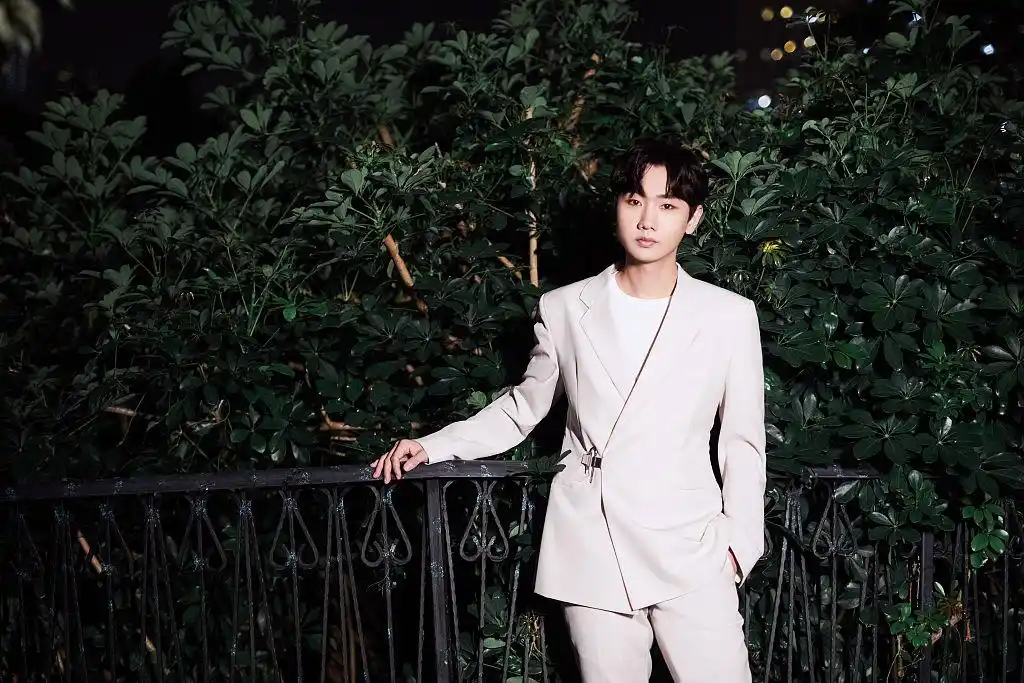 汪苏泷现身虎牙直播非凡之夜 米色西装优雅清贵