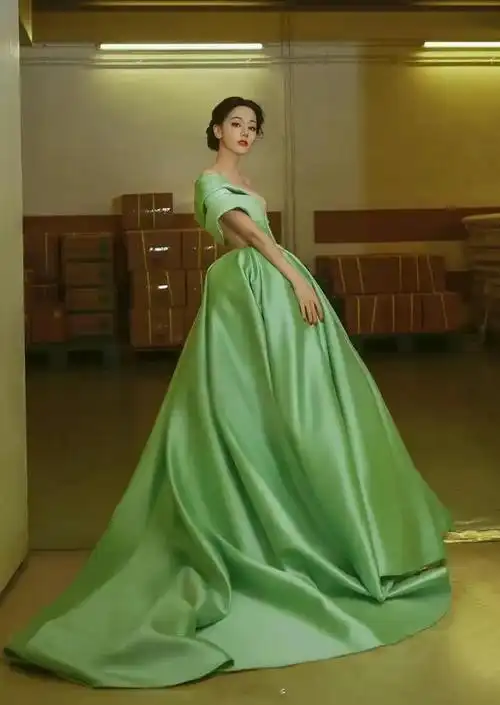 这抹绿色来自当红女星迪丽热巴,她身着一袭绿色礼裙,宛如翡翠般晶莹