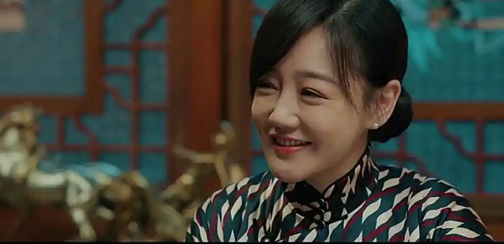 光荣时代里的薛佳凝很有女人味笑起来很迷人