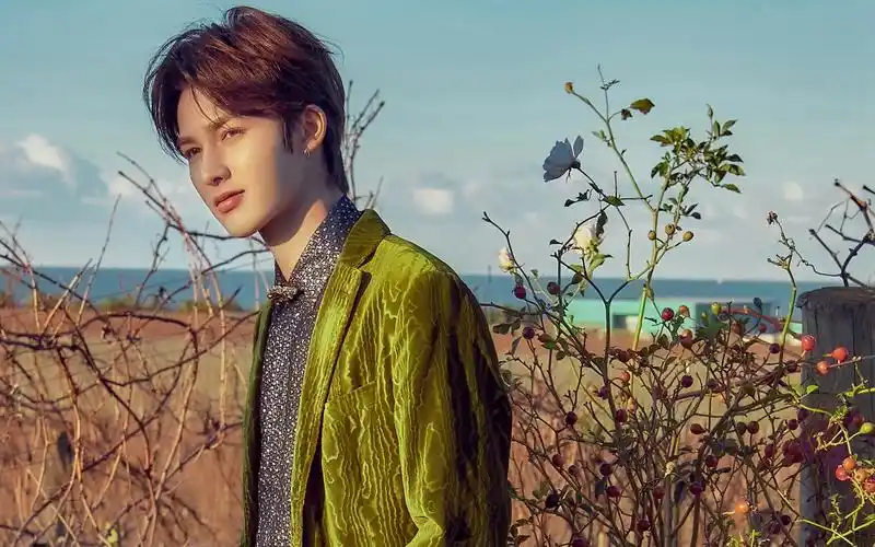 朱正廷英伦风帅气桌面壁纸