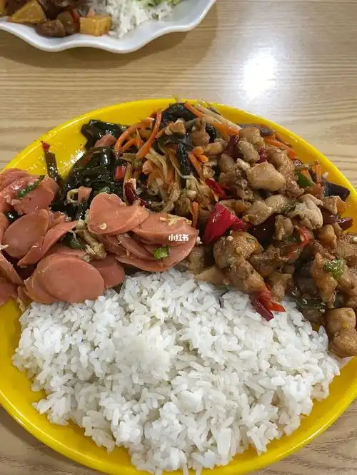 大学食堂十块钱的饭菜能有多少