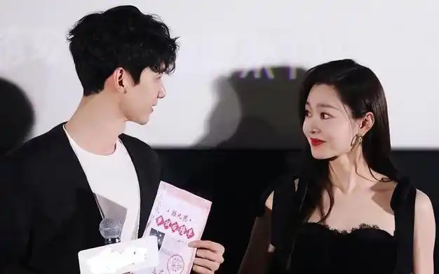 白敬亭和宋轶一起现身尖叫之夜男方故意扭头不看对方画面搞笑