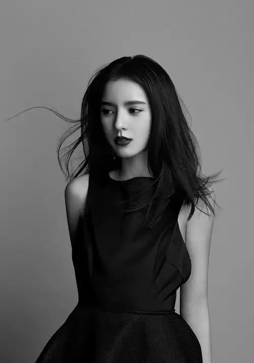 美女明星张予曦黑白写真图片