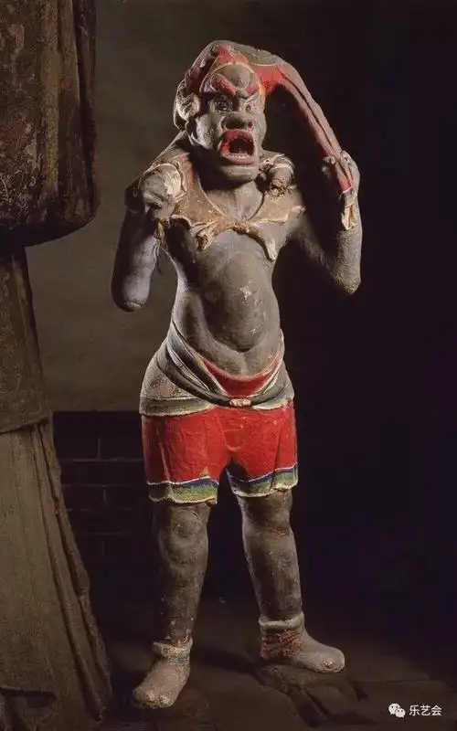 在她左脚下方有一尊青自红发张着血盆大口,背负小孩(头已毁)的夜叉