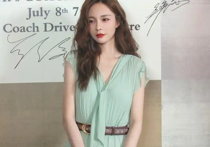 沈梦辰微卷长发配薄荷绿连衣裙 复古温柔大秀美腿