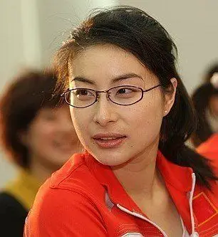 稍微侧一点脸就会改变脸型和显瘦接下来是较瘦时期的一些郭晶晶的照片