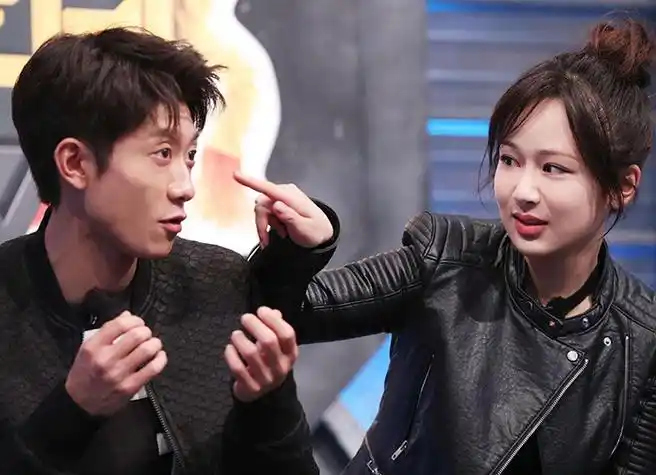 杨紫张一山同台 甜蜜牵手宛如情侣也就他们敢这么做了