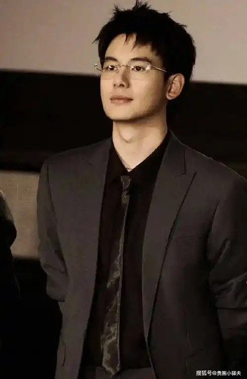 性张力爆棚的翘屁嫩男胡先煦穿正装太帅了_活动_威亚_帅哥