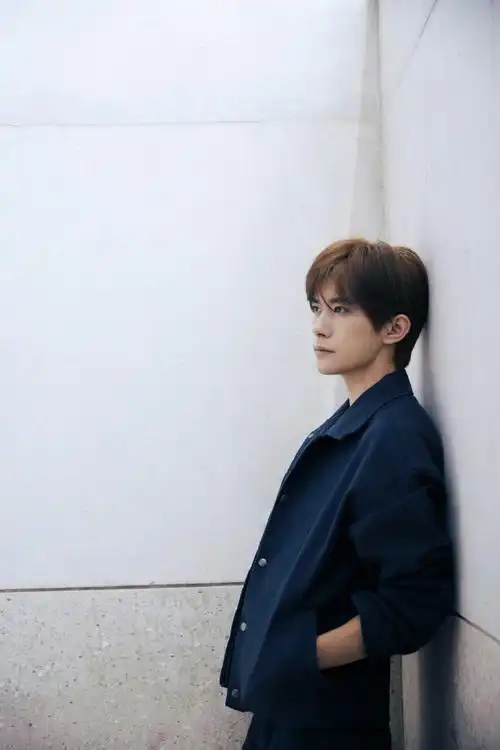 边框线条的设计凸显其利落个性,侧颜帅气满满,快来跟千玺一起,探索