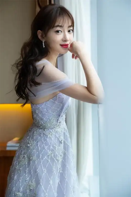 吴谨言紫罗兰纱裙亮相盛典轻纱环绕彰显高级性感