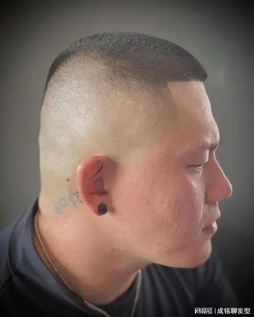 到了中年后,为什么很多人都"剃光头",看这三点你就明白缘由了|发型