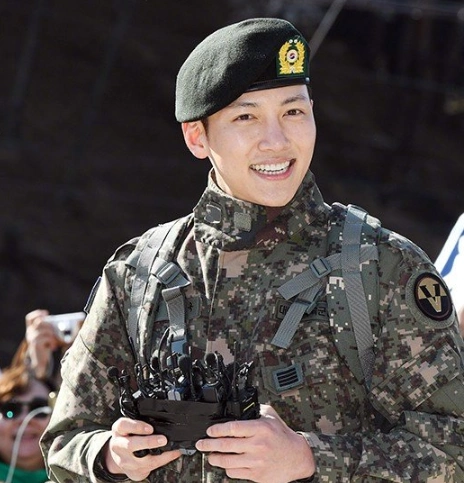 池昌旭正式退伍 军装笔挺获粉丝迎接