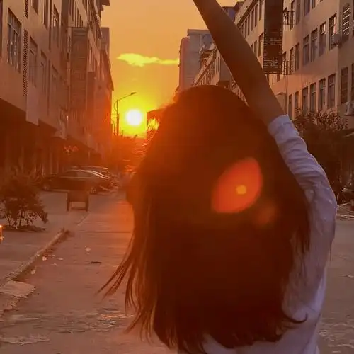 背影女头 | 夕阳下氛围感女生头像_漂亮_网络综合_微信