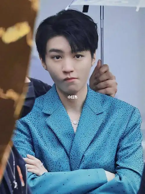 王俊凯蓝色西装帅爆