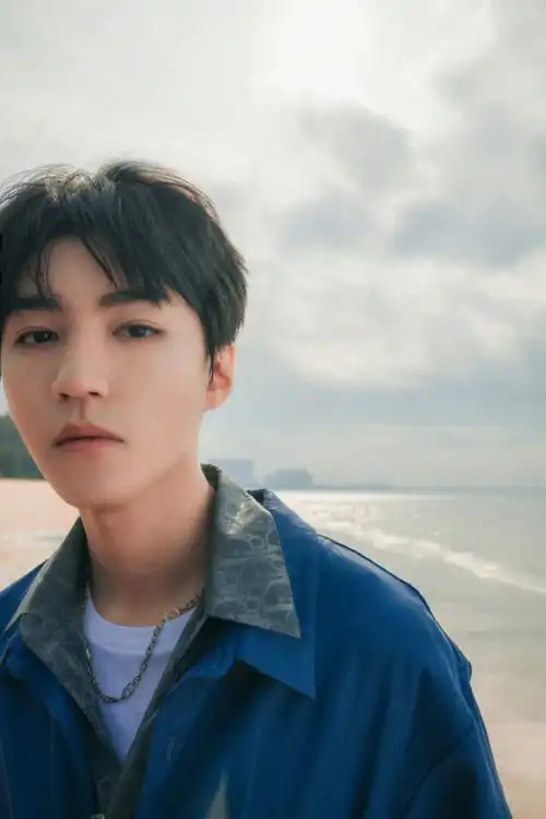 王俊凯超话  时隔三年再看这套女友视角下的海边大片,依旧会被少年感