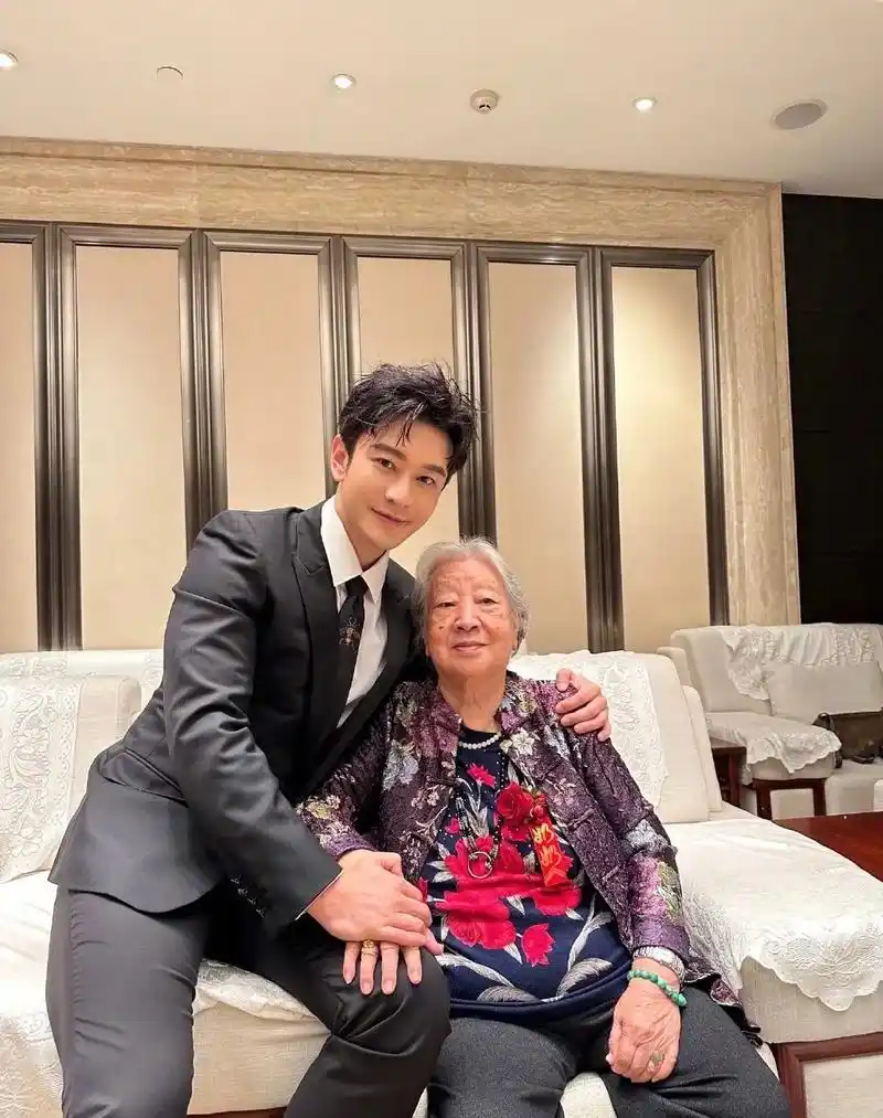 黄晓明国庆假期与家人合照plog 继网友#偶遇angelb - 抖音