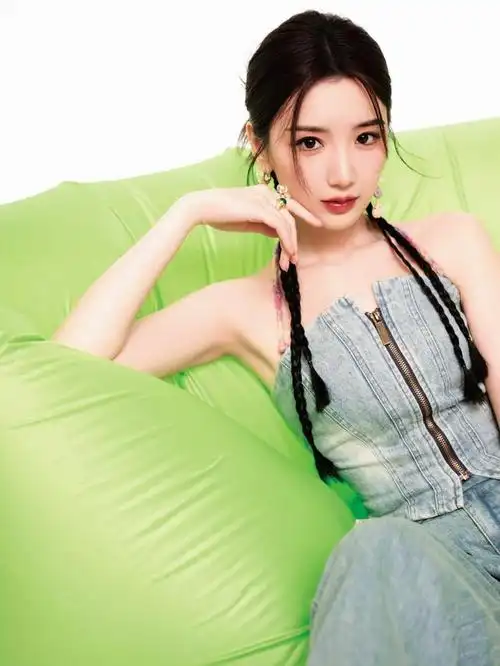 毛晓彤牛仔长裤脏脏辫青春活力写真,网友:这才是女神!