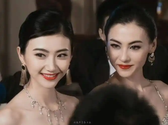 看看她和景甜的合照就有答案_晚礼服_盛典_女明星