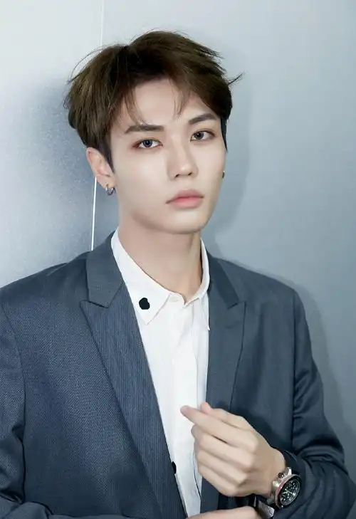 简介:林彦俊潇洒帅气写真图片,分享一组林彦俊图片给大家,图中的明星