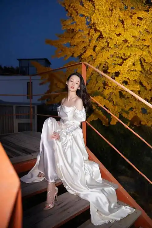 李沁的气质真是一股清流,穿白色缎面裙知性优雅,颜值都太抗打了_时尚