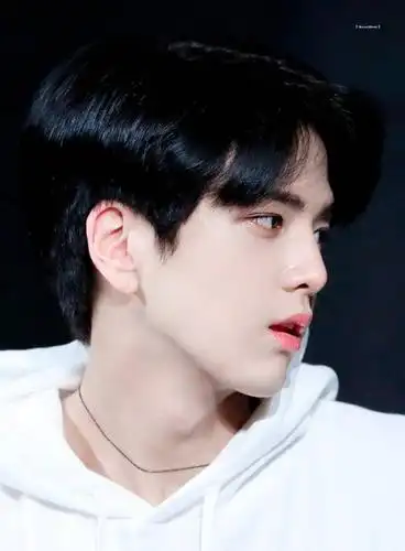 号称车银优「神颜接班人」,新团男偶像「制服偶遇照」帅到韩网暴动