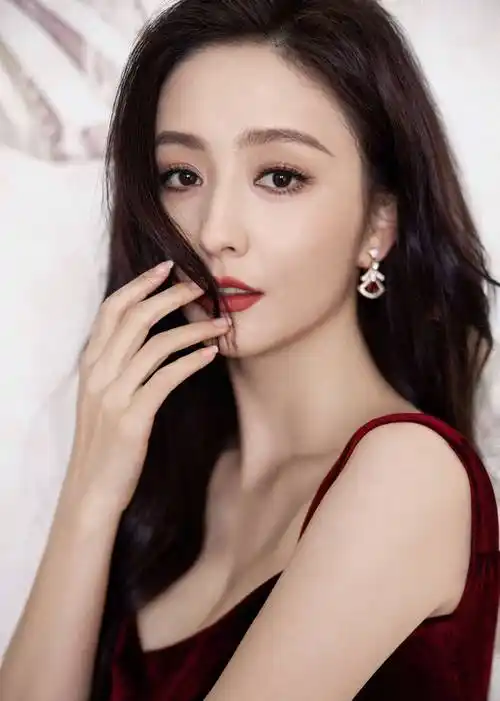 佟丽娅身穿酒红色连衣裙,搭配精致妆容,尽显成熟女人魅力,佟丽娅的这