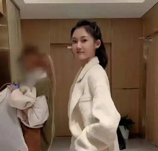 《浪姐5》:烈焰红唇大波浪,36岁的她生了三个孩子后走性感路线_淼淼