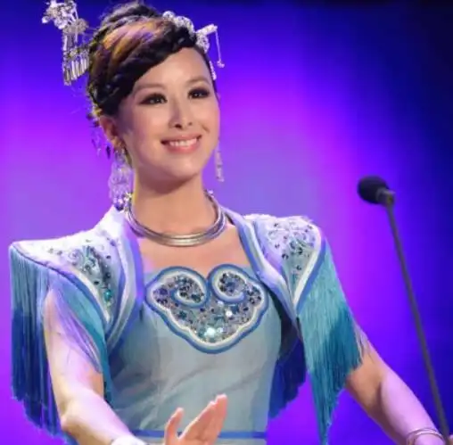 【图】王雅洁翻唱情歌《太多》 动人歌声催人泪下