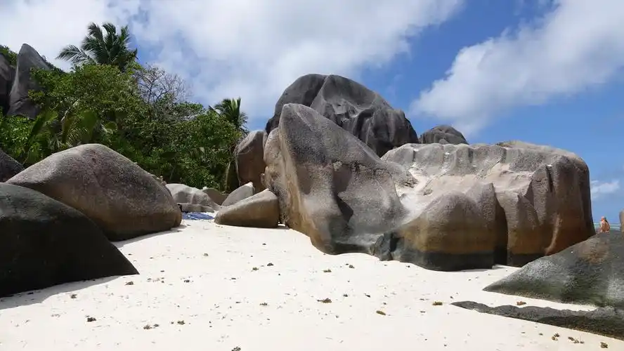 【携程攻略】拉迪格德阿让海滩景点,德阿让海滩在岛的西南侧,去的途中