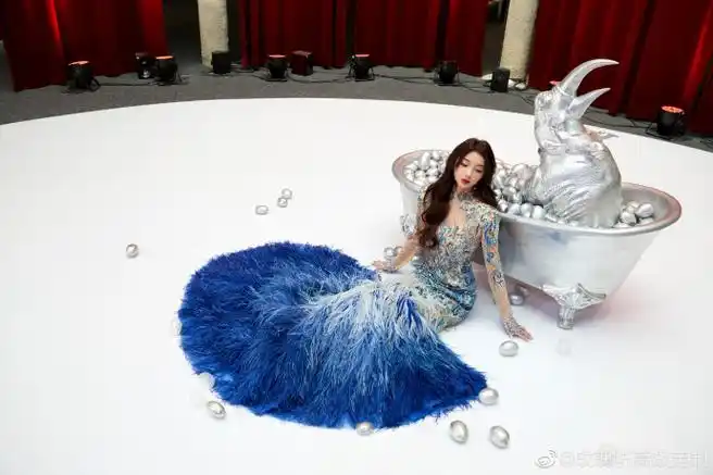 李紫婷mimi身着guopei(郭培)高定沙龙青花瓷礼服惊艳亮相#时尚知道