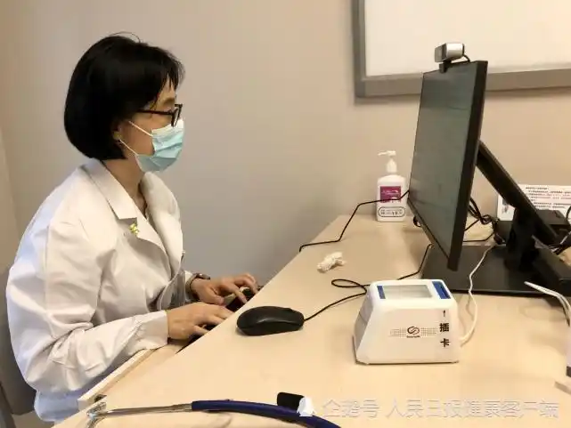 医生在北京协和医院门诊便能开展线上诊疗为患者复诊. 医院供图